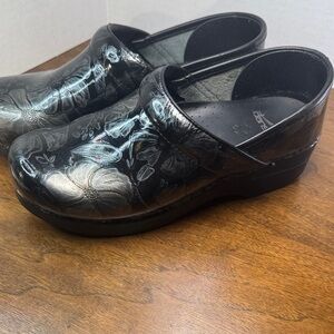 Dansko Tooled Shiny Black Leather Floral Clogs Slip-on Shoes, sz 39, 8-8.5